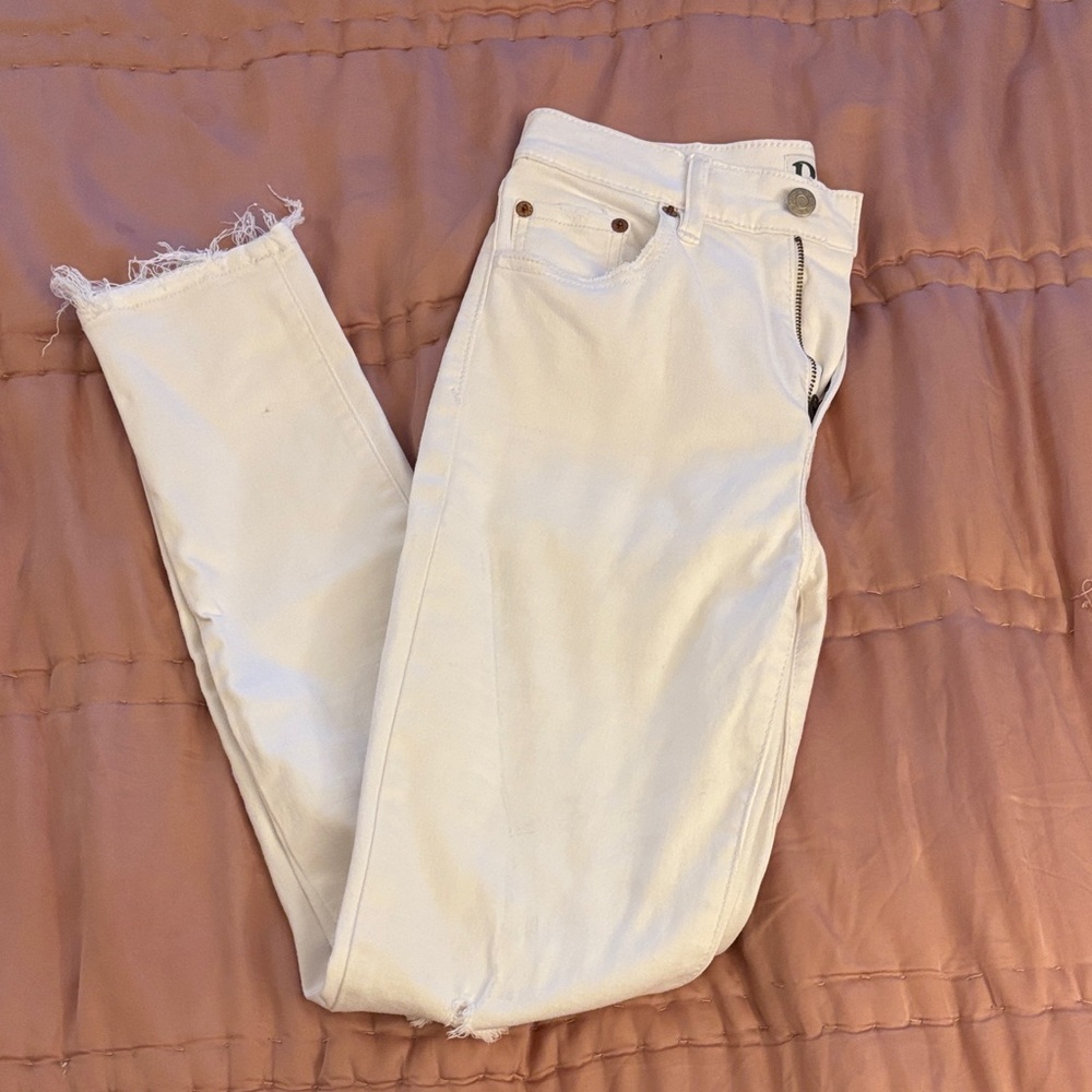 Chic Off-White Cropped Jeans